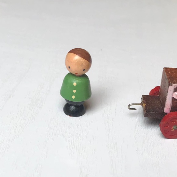 Vintage Miniatures Mini Figures Figurines Peg Man & Painted Taiwan Train Carts - Picture 2 of 10